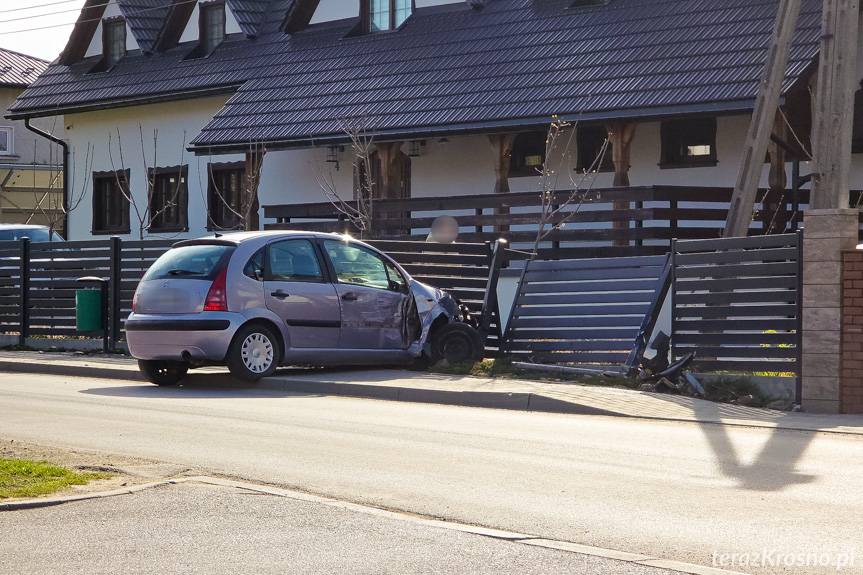 Głowienka. Straciła panowanie nad citroënem, uszkodziła ogrodzenia