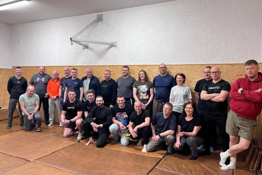 Funkcjonariusze policji pokazali ratownikom, jak skutecznie się bronić