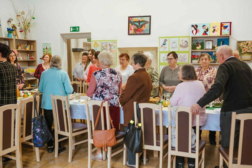 Seniorzy razem przy wielkanocnym stole. Było wzruszająco i radośnie
