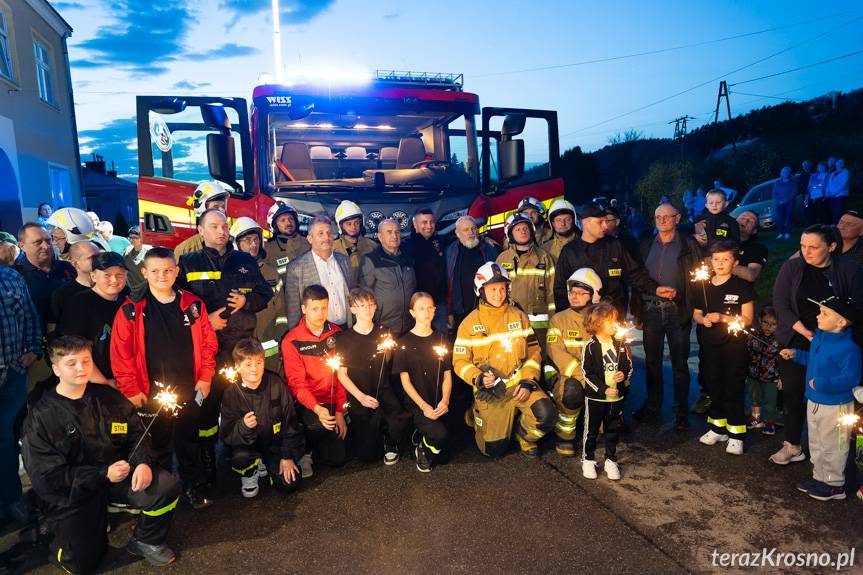 Strażacka feta w Łączkach Jagiellońskich. Nowy samochód ratowniczo-gaśniczy marki SCANIA zaprezentowany
