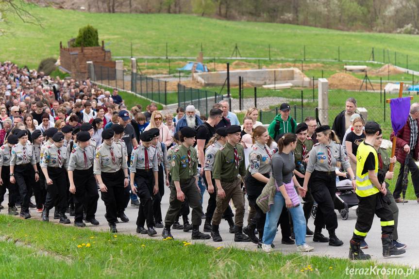 Parafialna Droga Krzyżowa w Korczynie. Wierni przeszli trudną, ale wyjątkową trasę