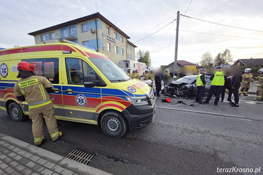 Czołowe zderzenie dwóch samochodów w Wojaszówce