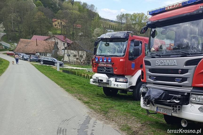 Wypadek na leśnej drodze. Młody rowerzysta poważnie ranny po upadku