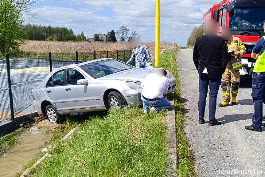 Krosno. Uderzył w ogrodzenie i hydrant