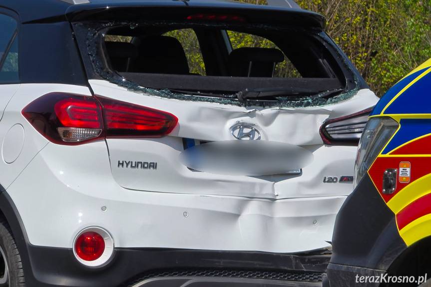 Zderzenie samochodu osobowego i ciężarowego w Ustrobnej