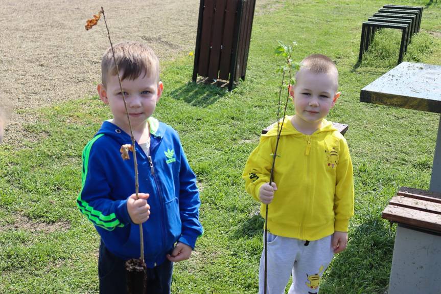 Dzień Ziemi z przedszkolakami i samorządowcami