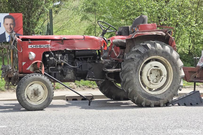 Nowy Żmigród. Zderzenie ciągnika rolniczego z samochodem ciężarowym