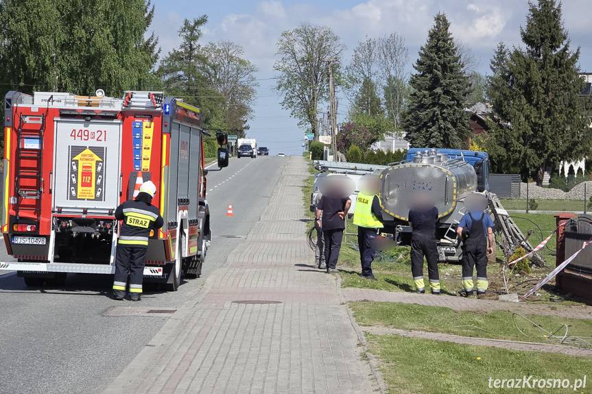 Wypadek w Świerchowej. Mlekowozem uderzył w słup i ogrodzenie