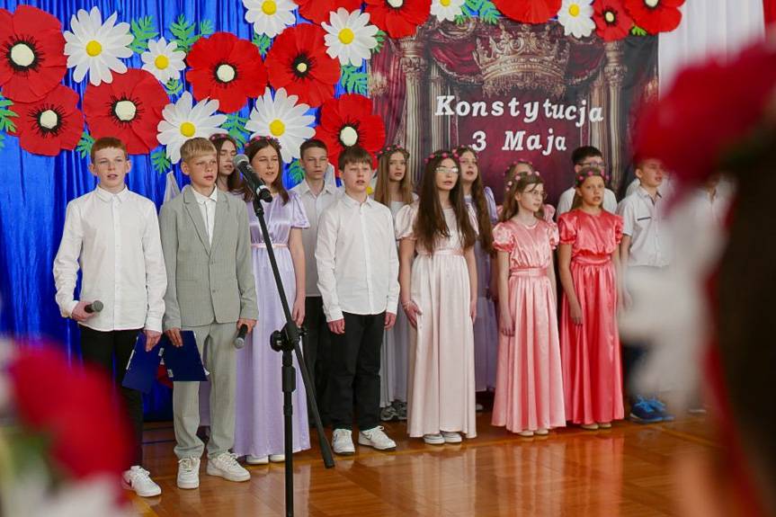 Patriotyzm i historia w Łężanach. Uczniowie uczcili 3 Maja