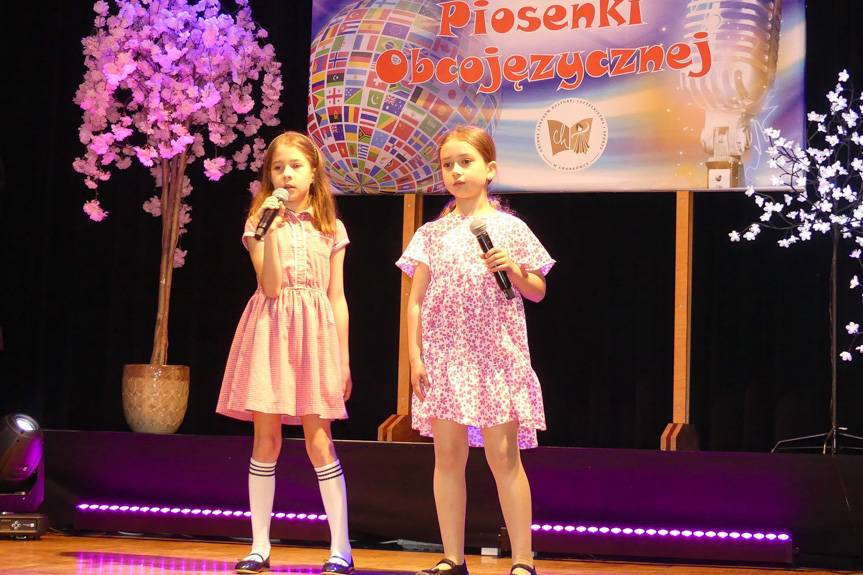 Mała scena, wielkie głosy. Powiatowy Konkurs Piosenki Obcojęzycznej w Chorkówce