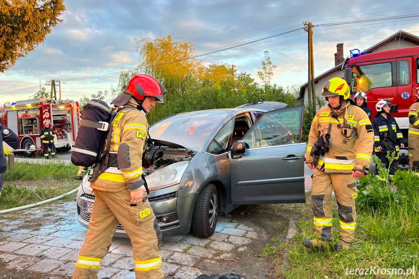 Pożar samochodu we Wróbliku Szlacheckim