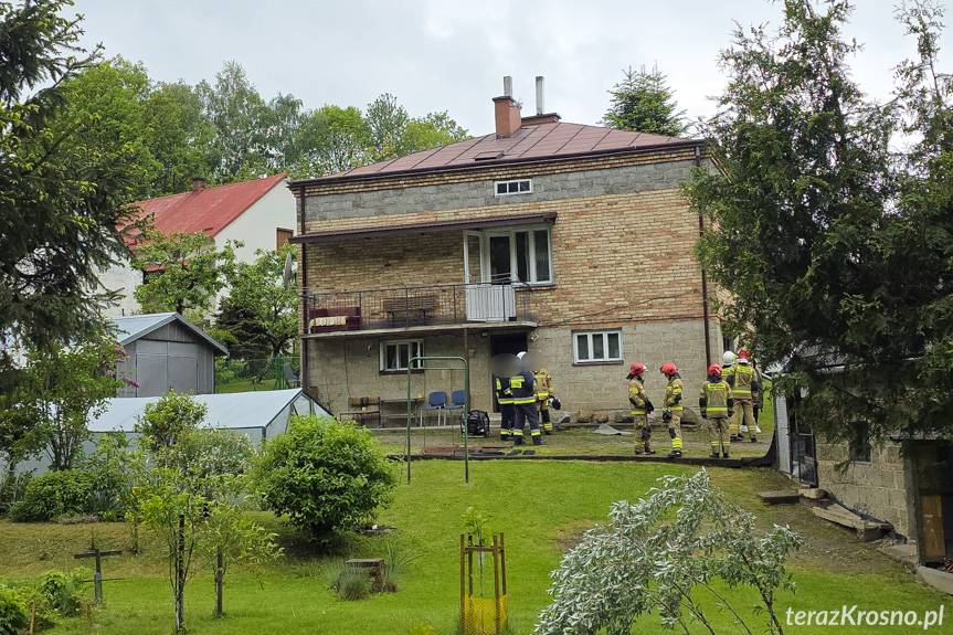 Podpalenie domu w Moderówce. Szybka akcja strażaków zapobiegła tragedii