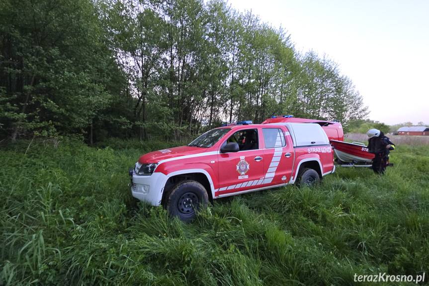 Porzucone wędki nad stawem. Trwa akcja poszukiwawcza