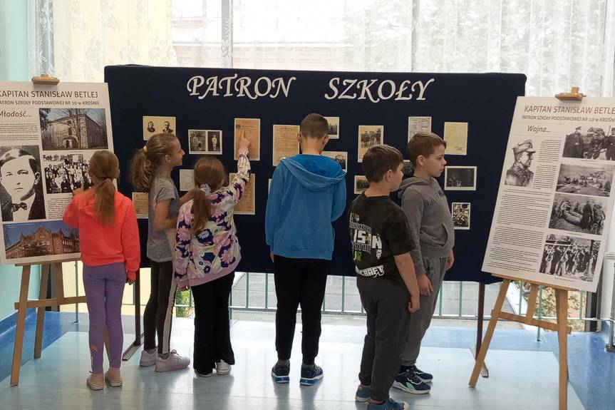 Uczniowie uczcili bohatera. Podwójna rocznica kpt. Betleja w SP nr 10