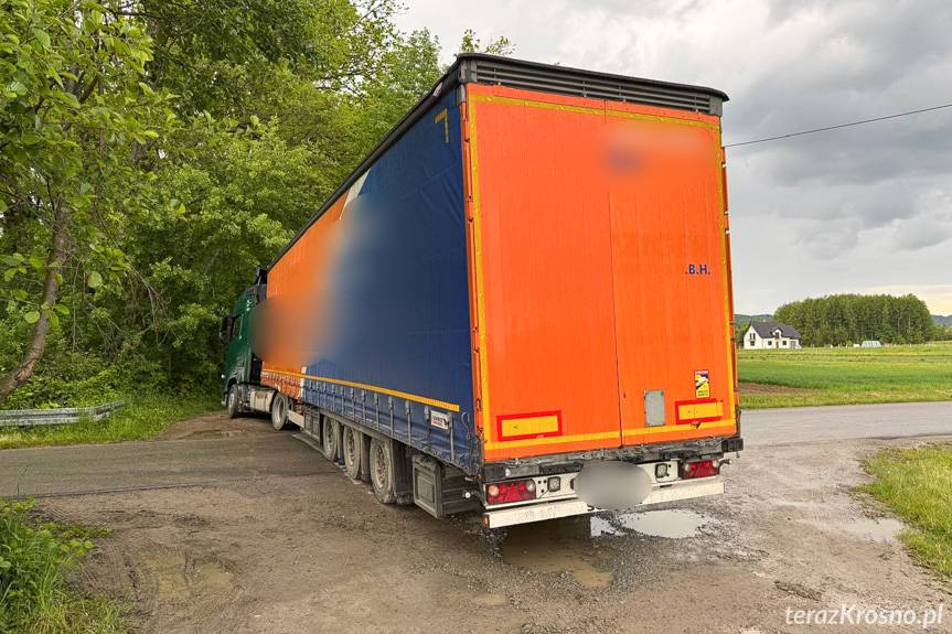 Podczas zawracania wjechał do rowu