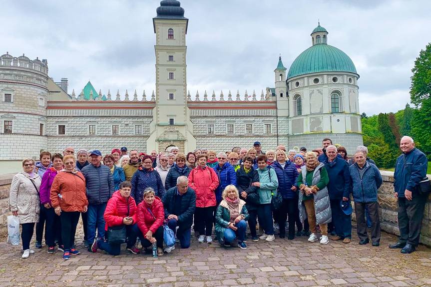 Seniorzy z Klubu "Sami Swoi" odkrywali uroki Krasiczyna i Przemyśla