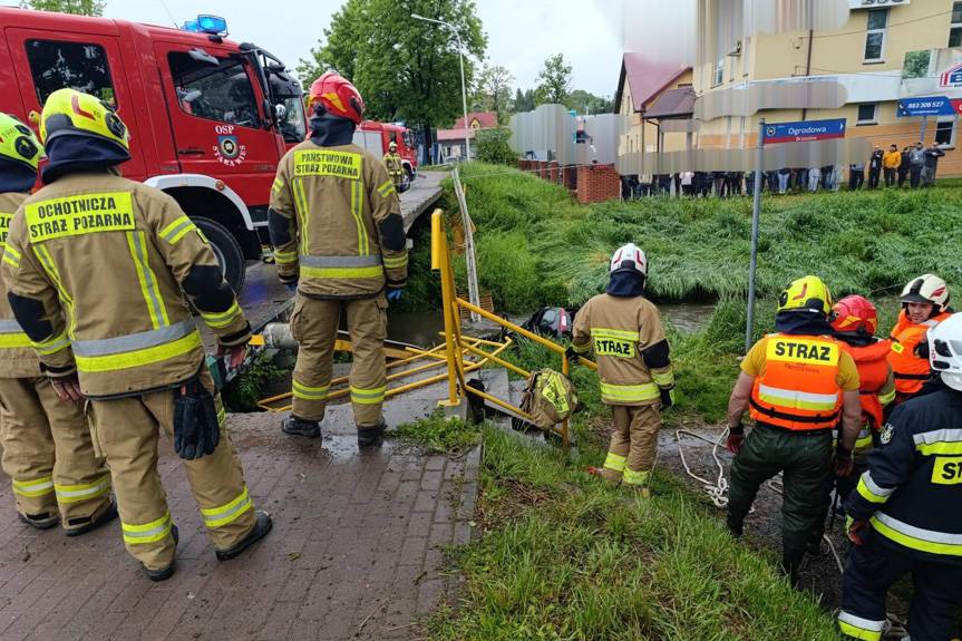 Samochód przebił bariery mostu i wpadł do rzeki
