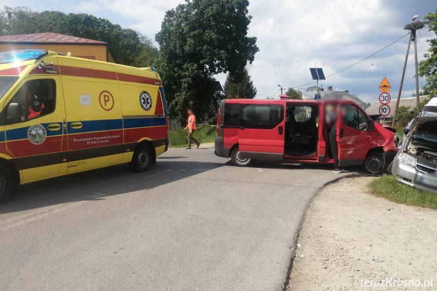 Zderzenie samochodu osobowego i busa w Bziance