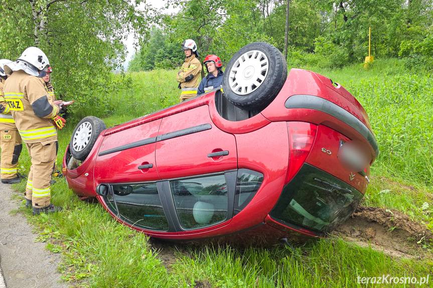 Dachowanie samochodu w Krośnie