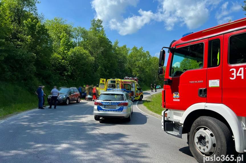 Zderzenie motocyklisty z samochodem na DW887