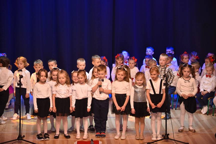 Laurki, tańce i zabawa. Dzień Rodziny w Przedszkolu w Lubatowej 