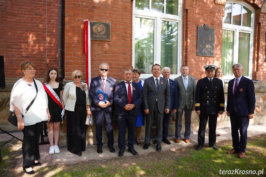 Kwiaty pod pomnikiem, odsłonięcie tablicy i przemarsz ulicami. Kopernik w Krośnie obchodzi 125-lecie