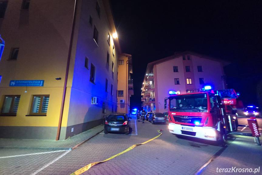 Kobieta w zadymionym mieszkaniu. Interwencja straży pożarnej i policji