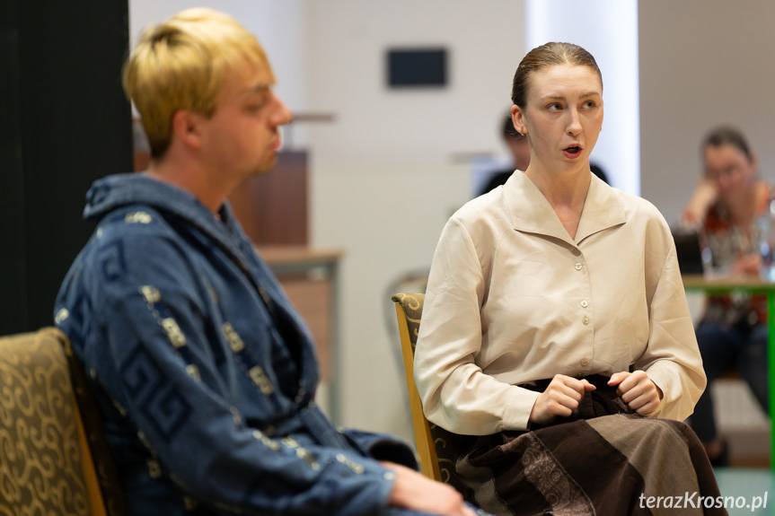 "Ożenek" z przymrużeniem oka. Krośnieńska aula zamieniła się w teatr [ZDJĘCIA]