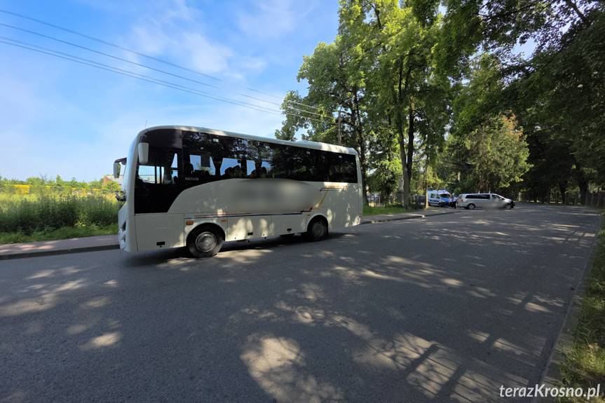 Nietypowa kolizja. Zderzenie karawanu z autobusem