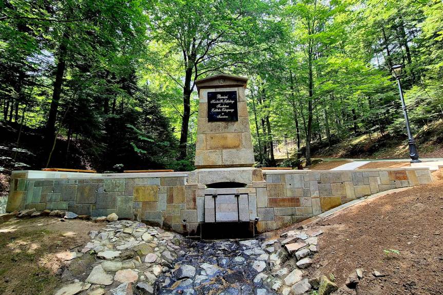 Pamiątka z XIX wieku odzyskała blask. Jaz i obelisk hr. Załuskiego znów zachwycają