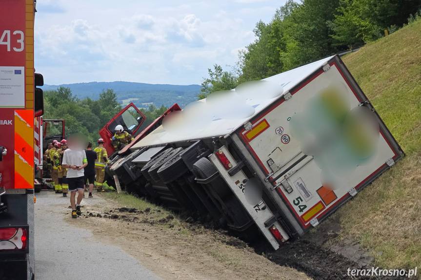 Rogi. Ciężarówka w rowie