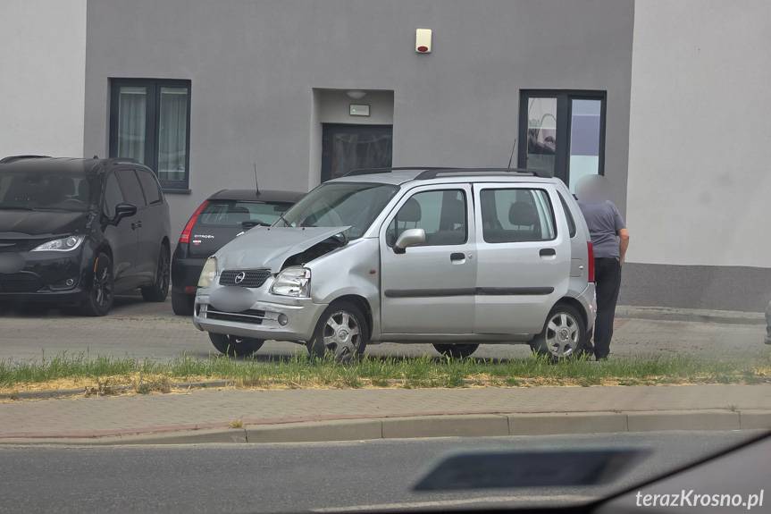 Zderzenie dwóch samochodów na rondzie