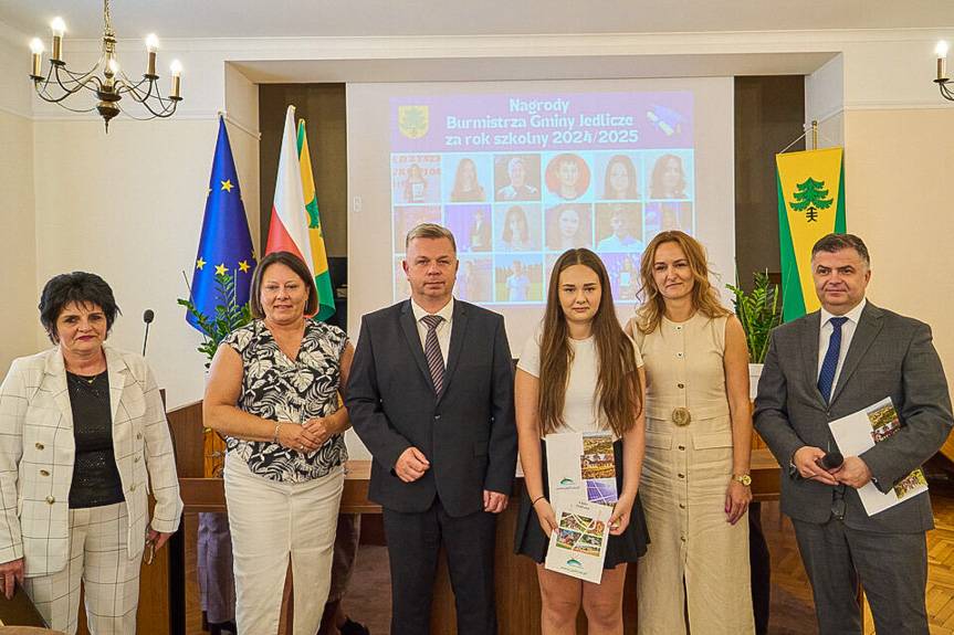 Najzdolniejsi uczniowie i młody bohater nagrodzeni za osiągnięcia i odwagę
