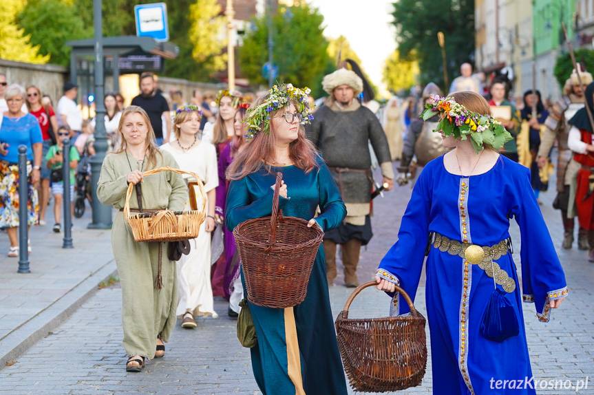Krosno wita króla - barwny orszak i rycerskie pokazy na starówce [ZDJĘCIA]