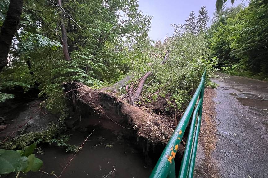 Ulewa i wichura nad Krosnem i powiatem. Strażacy walczą ze skutkami nawałnicy