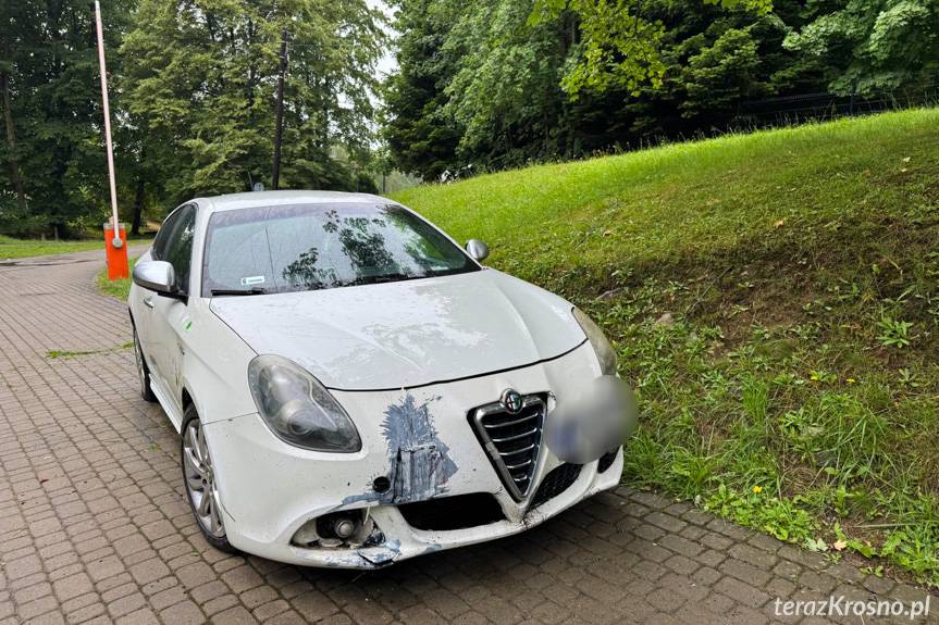 Kierowca alfy romeo uderzył w słup i zjechał z nasypu
