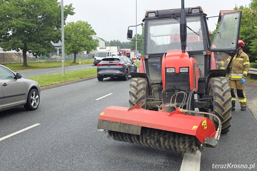 Zderzenie ciągnika rolniczego z samochodem dostawczym w Krośnie