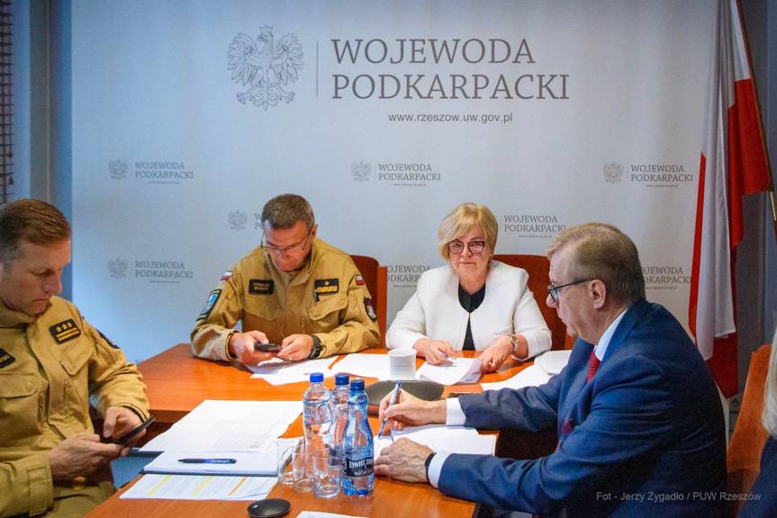 Powalone drzewa i zalane drogi. Służby w stanie podwyższonej gotowości