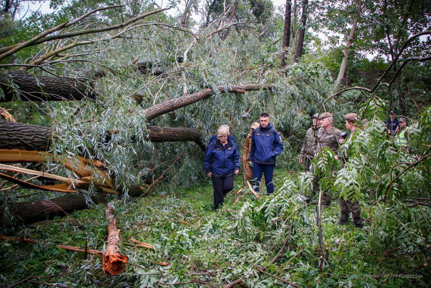 Żołnierze na pomoc mieszkańcom. Sprzątają, zabezpieczają, wspierają