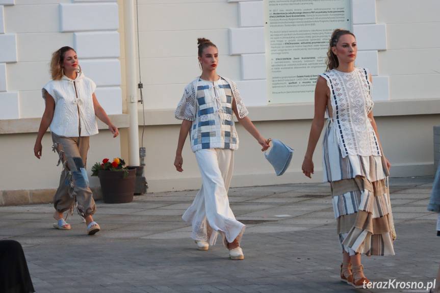 Wyjątkowy pokaz mody przy Etnocentrum Ziemi Krośnieńskiej [ZDJĘCIA]
