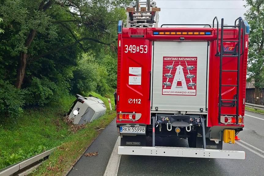 Tylawa. Bus wjechał do rowu