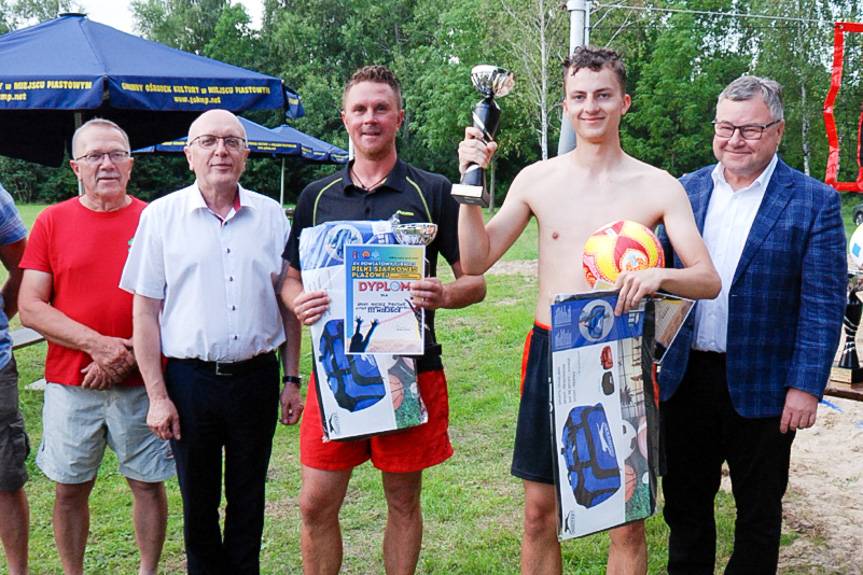 Sportowe emocje w Niżnej Łące. XV Powiatowy Turniej Siatkówki Plażowej 