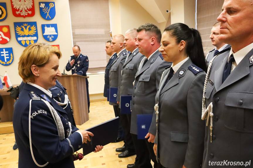 Święto Policji w Brzozowie. Awanse, odznaczenia, gratulacje [ZDJĘCIA]