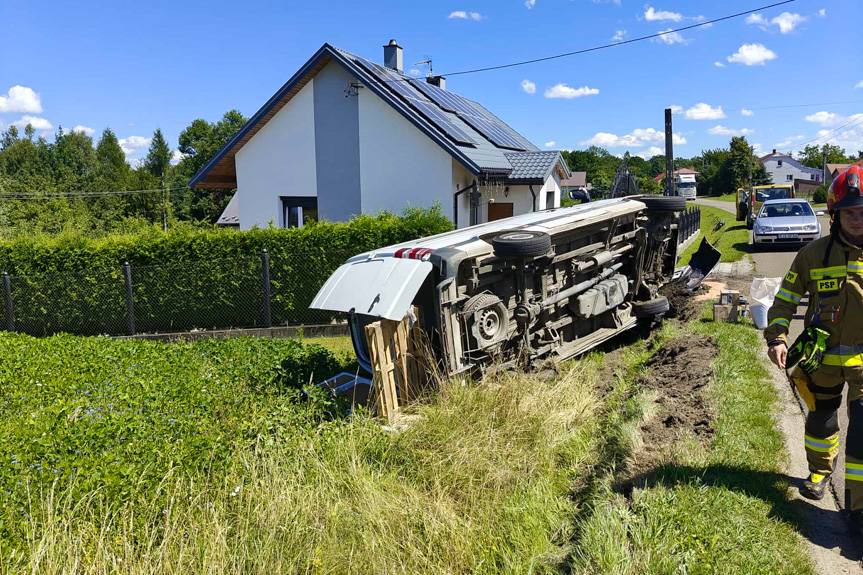 Dostawczym busem wypadł z drogi i uszkodził ogrodzenie