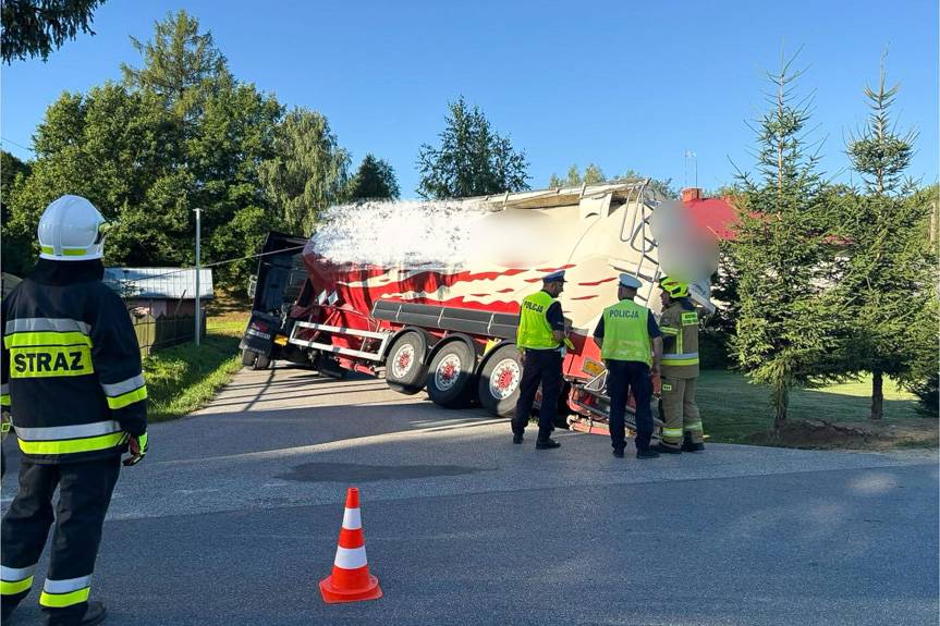Samochodem ciężarowym osunął się na pobocze