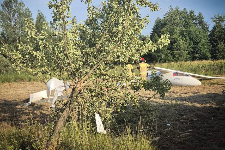 Wypadek szybowca. Spadł na łąkę