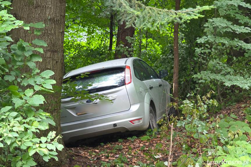 Korczyna. Samochód wjechał do rowu