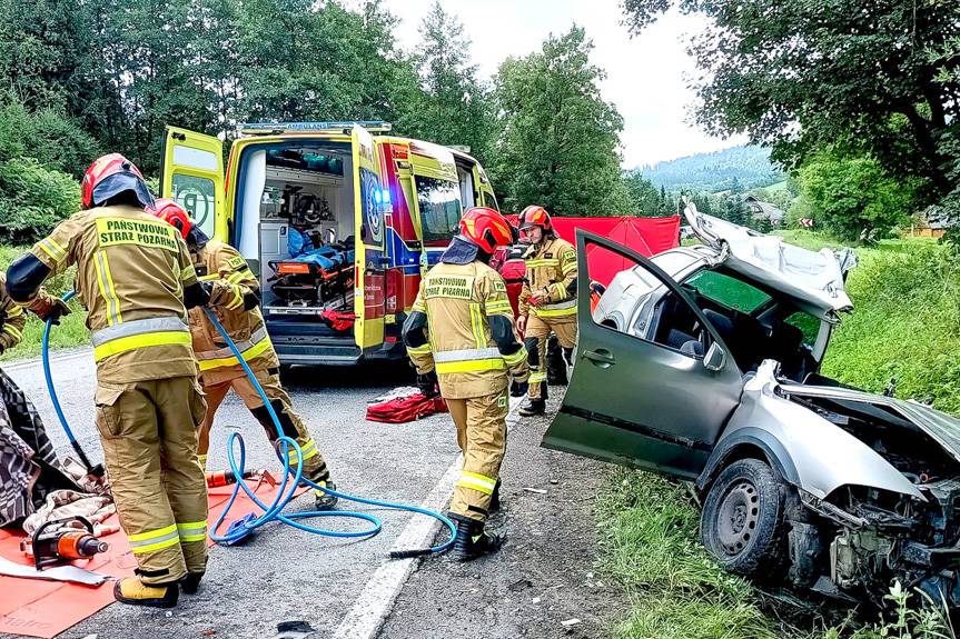 Czołowe zderzenie osobówki z ciężarówką. Jedna osoba zakleszczona w pojeździe