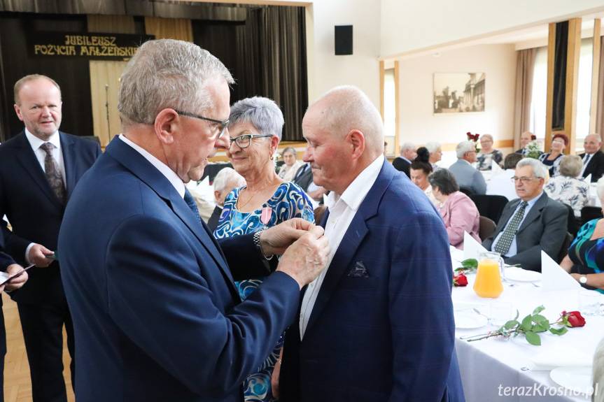 Złote Gody w Haczowie. Wręczono medale "Za długoletnie pożycie małżeńskie" [ZDJĘCIA]