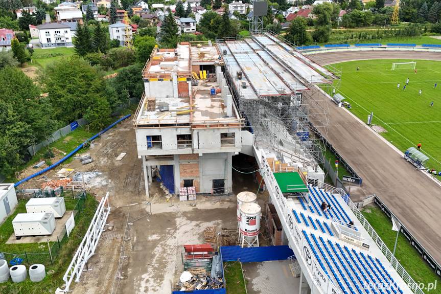 Nowa trybuna nabiera kształtów [ZDJĘCIA]